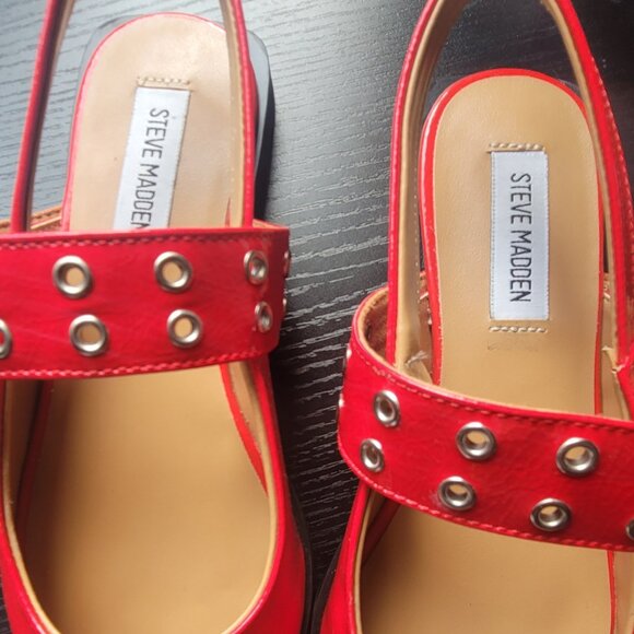 Steve Madden Shiny Red Flats with Silver Grommets Size 8 New - Picture 7 of 8